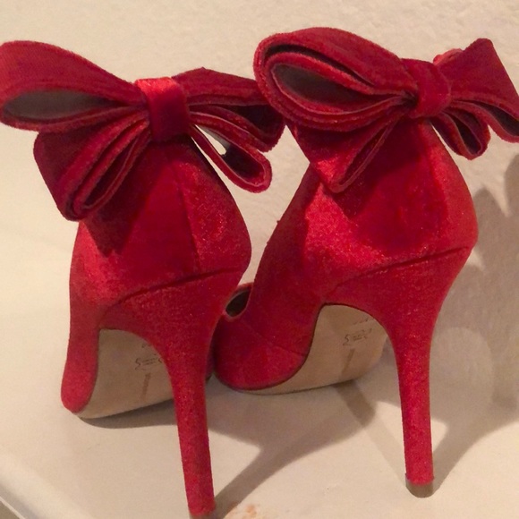 Red velvet heels by Nieman Marcus - Picture 2 of 3